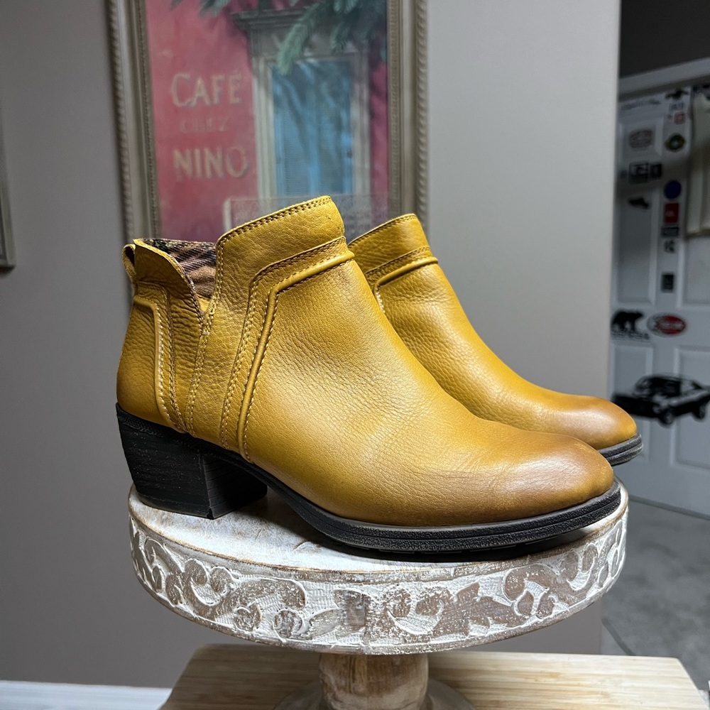 Cobb Hill by Rockport Anisa VCut Leather Ankle Boots 9.5M